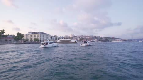 Blick-Auf-Die-Stadt-Mit-Yachten-Und-Fähren-Am-Bosporus.
